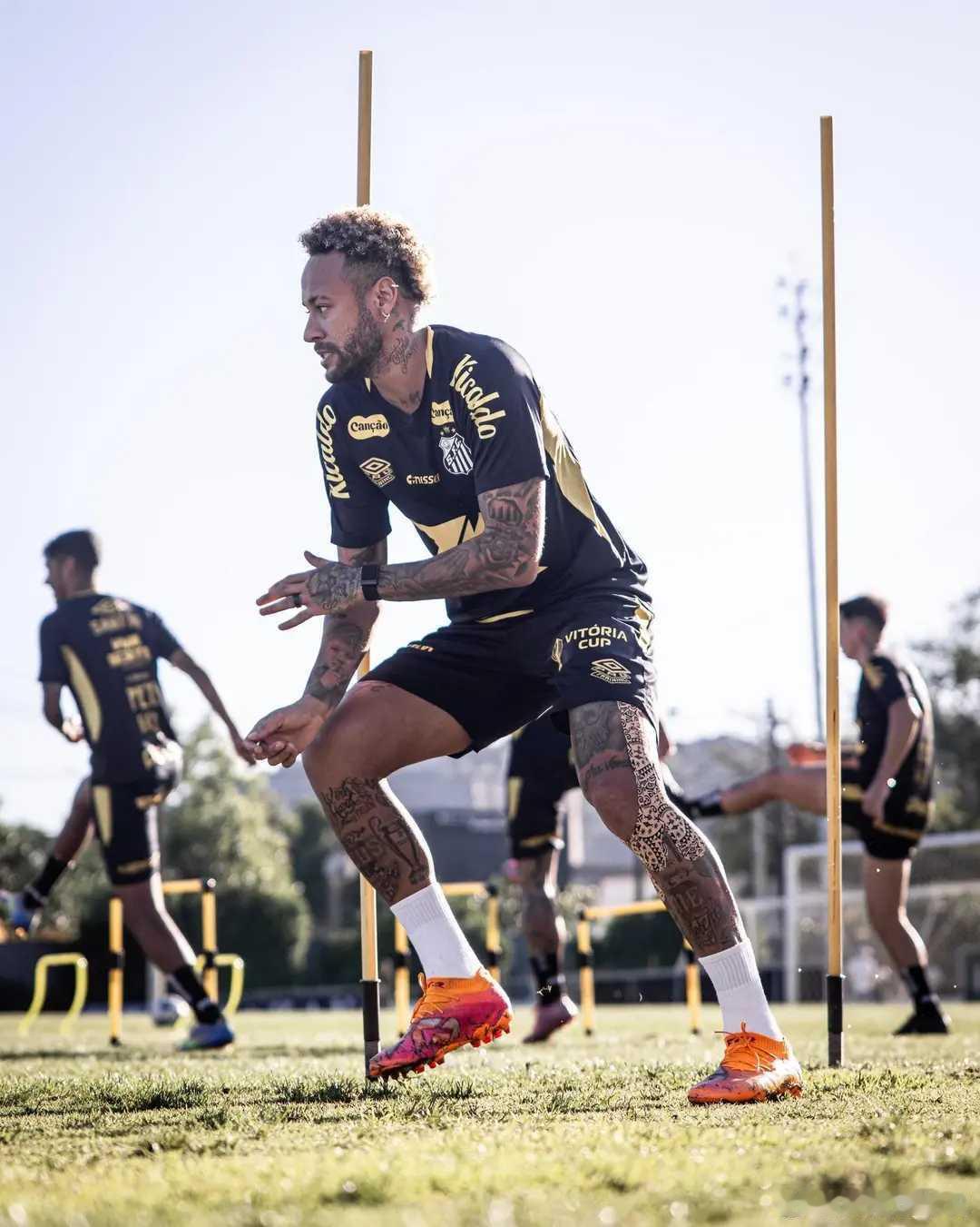 据巴西《环球体育》报道，桑托斯前锋内马尔因左膝半月板区域存在撕裂，被医生建议立刻