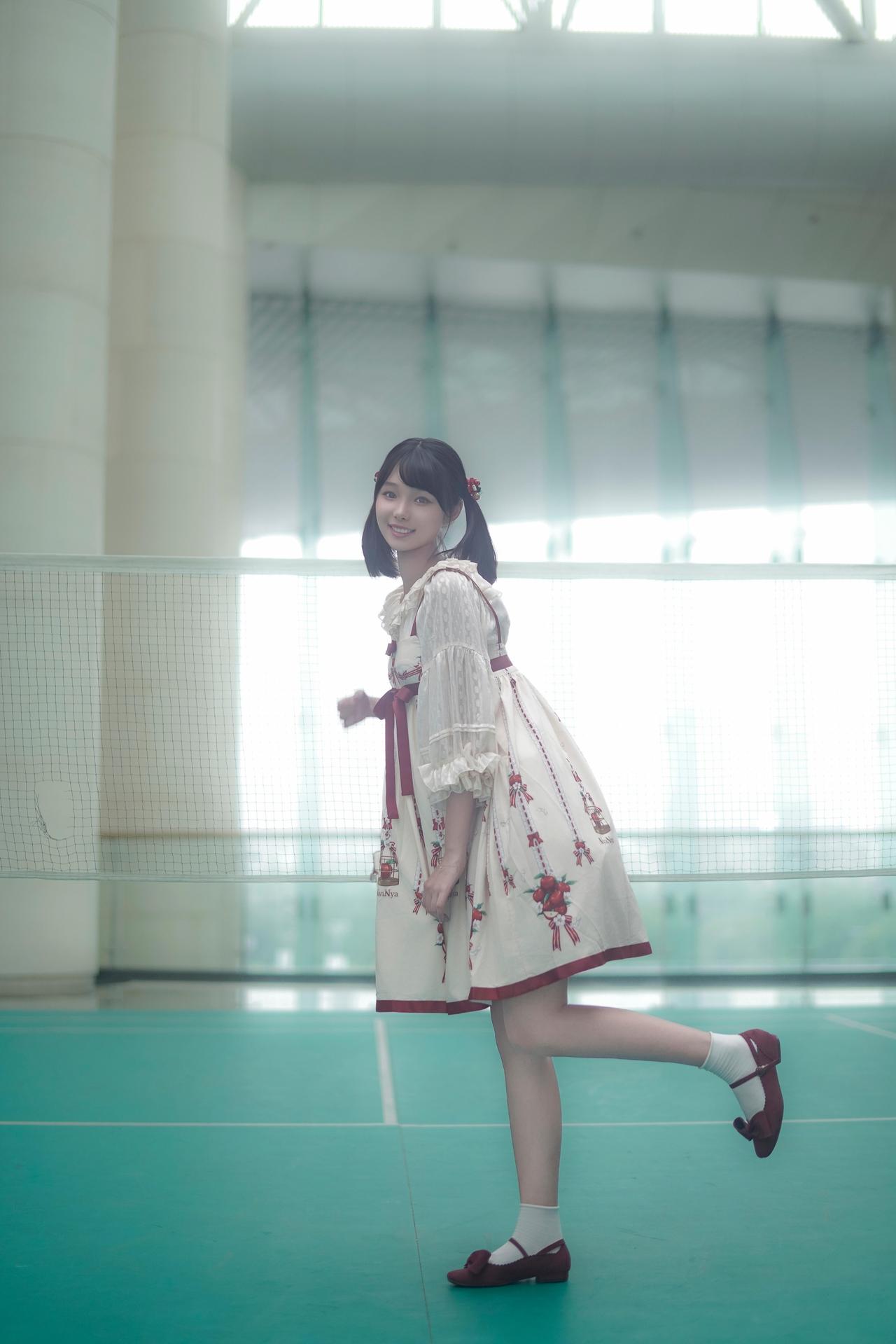 少女心满满，网球场上穿洛丽塔裙的甜美女孩