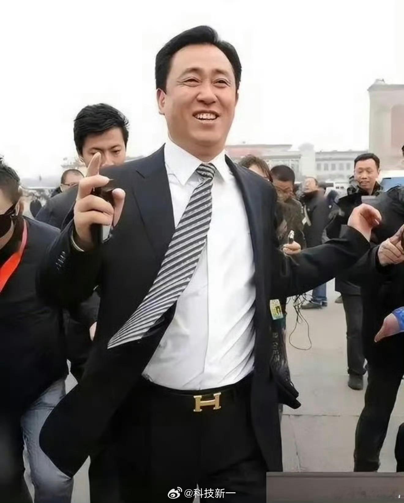 许家印满头白发曾经风光无限的中国首富一夜白了头，本人无期，两个儿子也是有期徒刑，