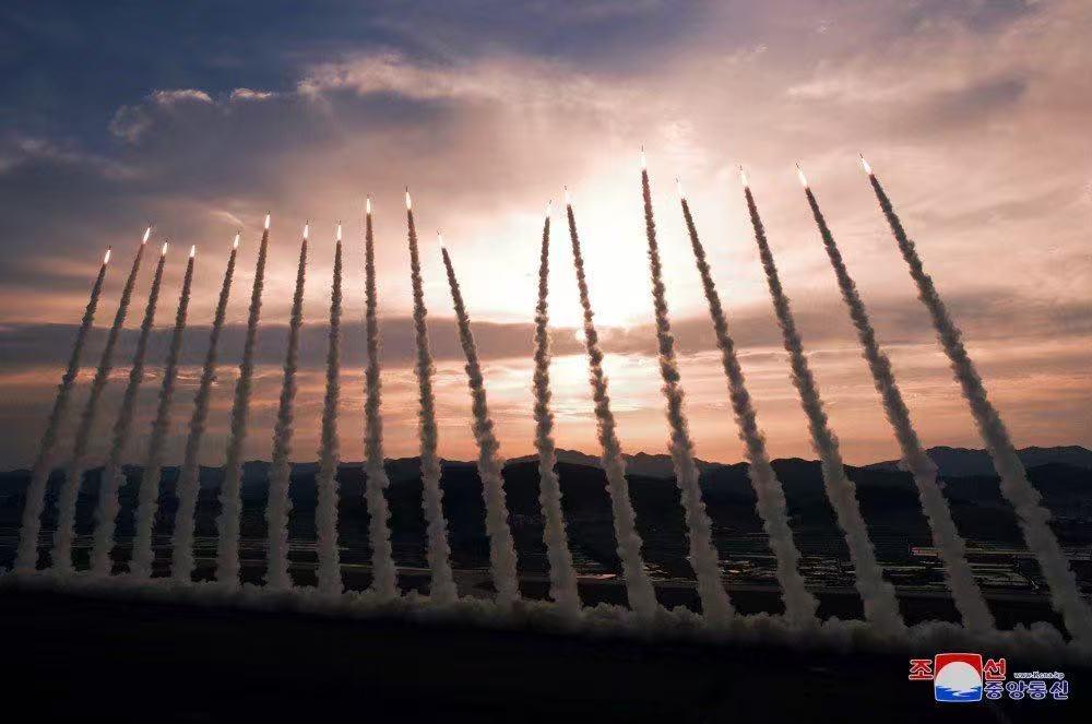 半岛北方的超大口径火箭炮，齐射的歪歪扭扭，弹道不一致？

尤其是图①最明显，中间