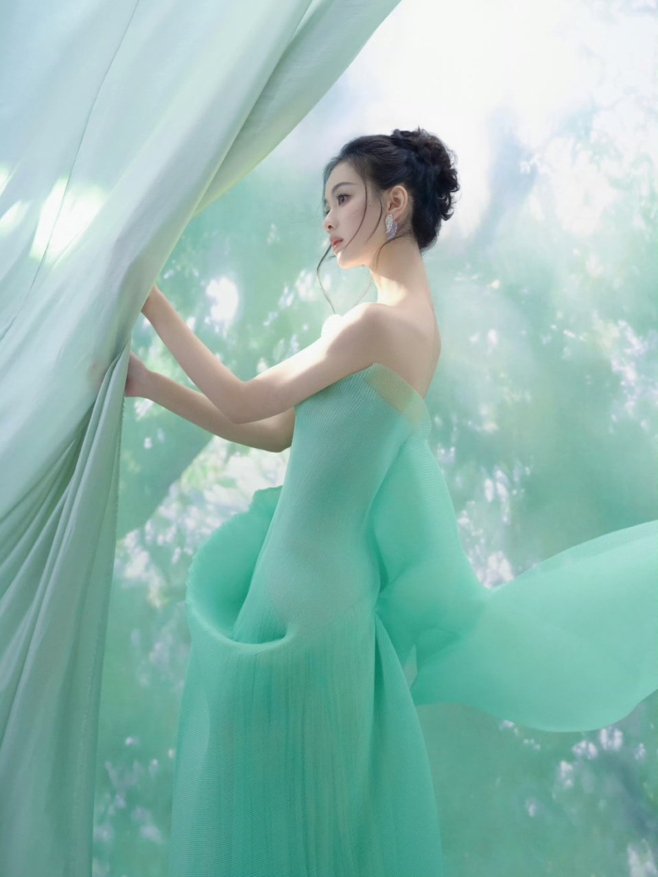 陈都灵星光大赏第二套陈都灵薄荷绿纱裙真的好美啊！陈都灵薄荷绿纱裙陈都灵拂晓晨雾