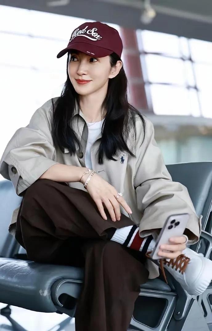 李冰冰机场路透，复古松弛感拿捏了✨
 
李冰冰这组机场生图也太会穿了！
酒红色棒