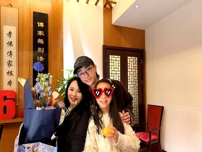 9岁小女孩砸碎存钱罐跑进金店买真金，23岁小伙子飞越半个地球只为递上一张纸条。这