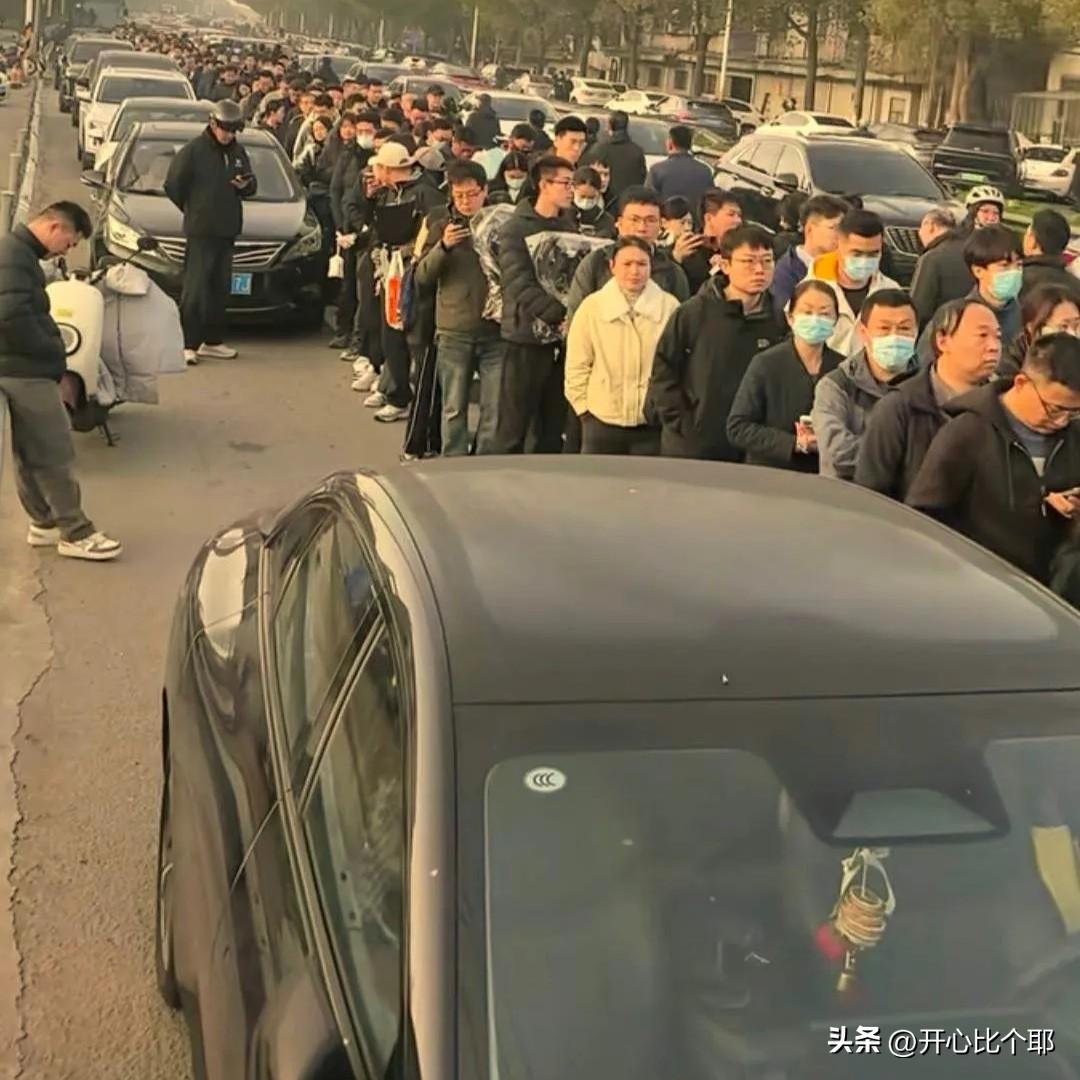 张老师这辈子值了！

追悼会定在7点，凌晨5点就已经有人在外面排队了。

队伍足