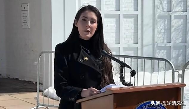 共和党议员卢娜称，目前克林顿总统配合且坦诚，暂无隐瞒迹象。若能摒弃党派之争，消除