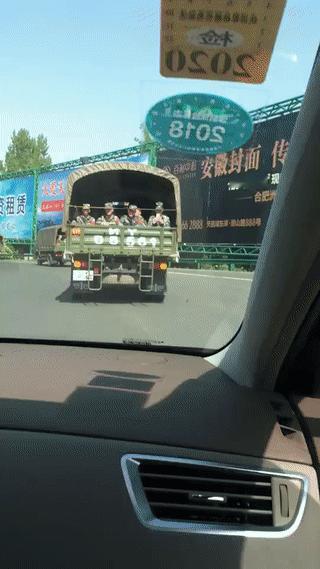 网友开车在公路上意外偶遇军车车队。
军用货车的坐满了年轻的战士。
也不知道他们是