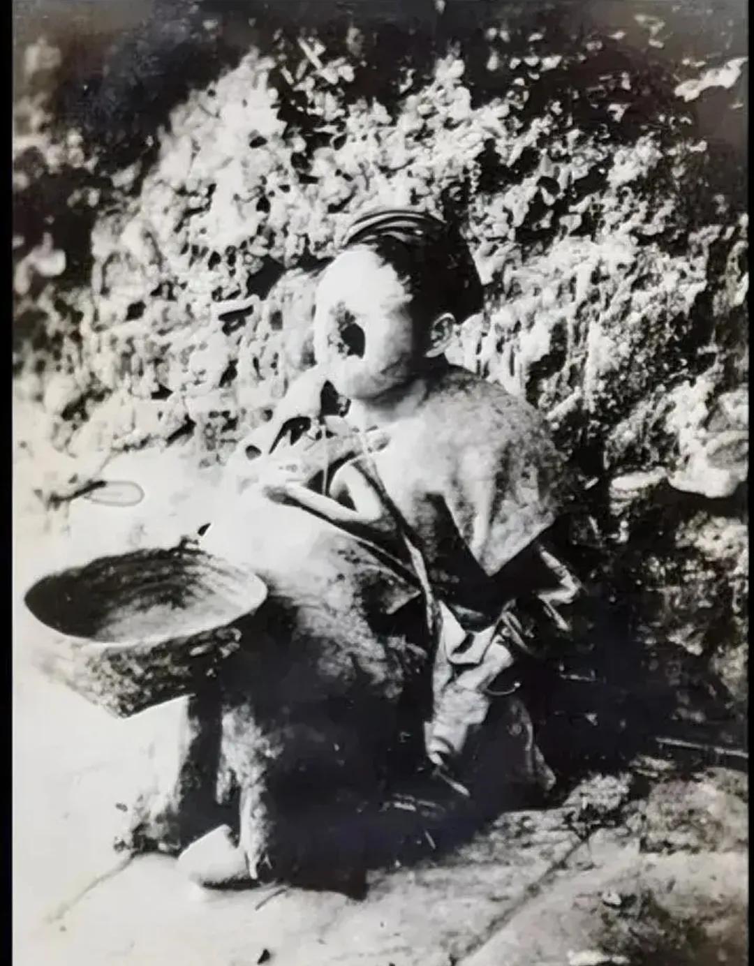 民国的四川某地，一处偏僻的小路边上，一个“麻风病人”静静地坐在路旁，他的外形丑陋