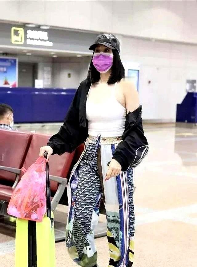 你敢信，50多岁还敢穿修身吊带？钟丽缇就这么做了。

之前有人说她体态有变化，可