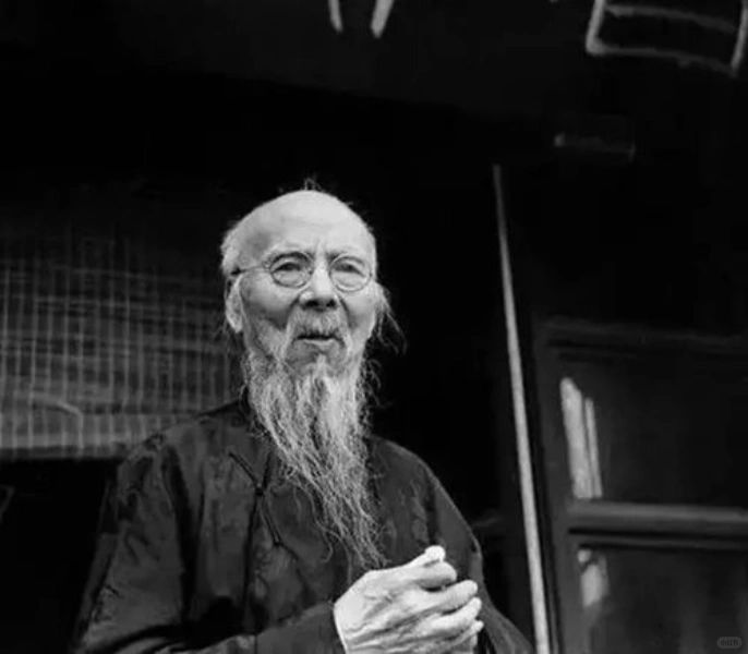 齐白石很抠门，经常用发霉的点心招待客人。黄永玉第一次拜访齐白石，他端出两叠坏了的...