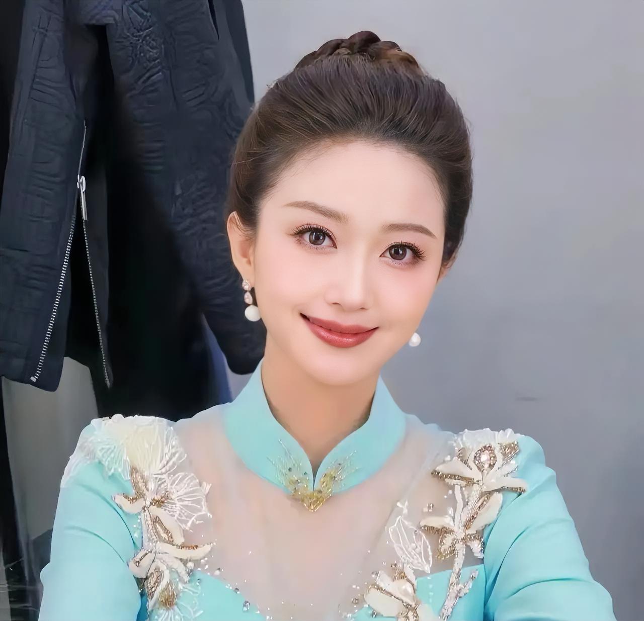 我得承认，以前真没记住她名字。 辽宁卫视春晚连主持七年， 年年脸熟，年年划过。 