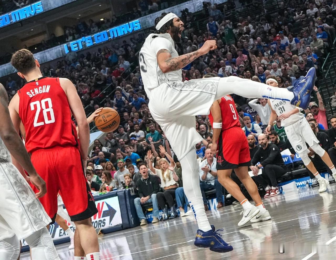 半场22分10篮板，戴维斯真的比东契奇差吗？
上赛季独行侠用东契奇换来安东尼戴维