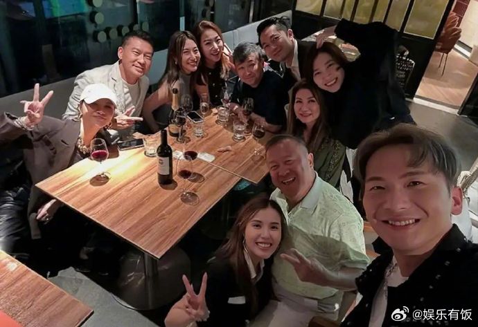 曾志伟和女星合影姿势引争议72岁曾志伟和25岁女星合影惹争议！近日，TVB高层乐