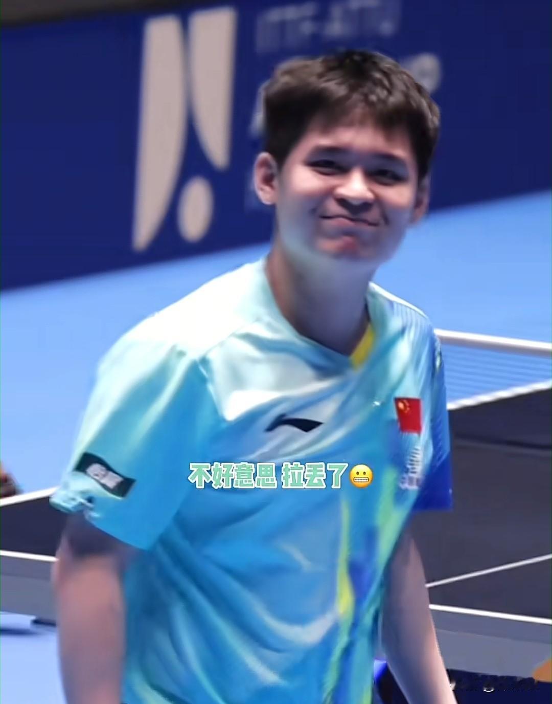 抓拍到这张照片的摄影师真的是个人才，把小石头林诗栋拍的可可爱爱的

亚洲杯开赛，