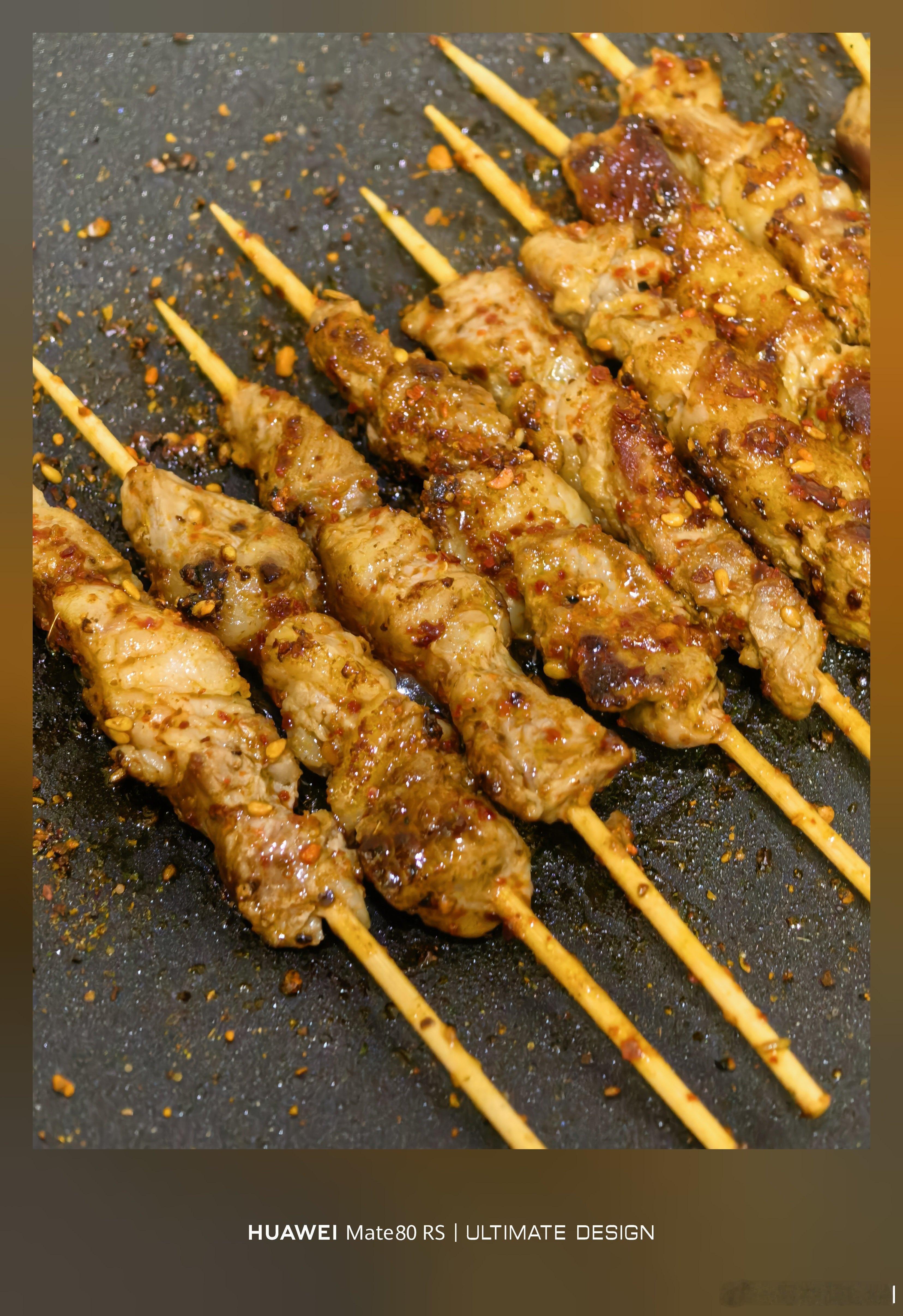 今天晚上是烤串师傅朋友们，自己现烤的羊肉串真是太好吃了！我站在灶台边，直接就炫完