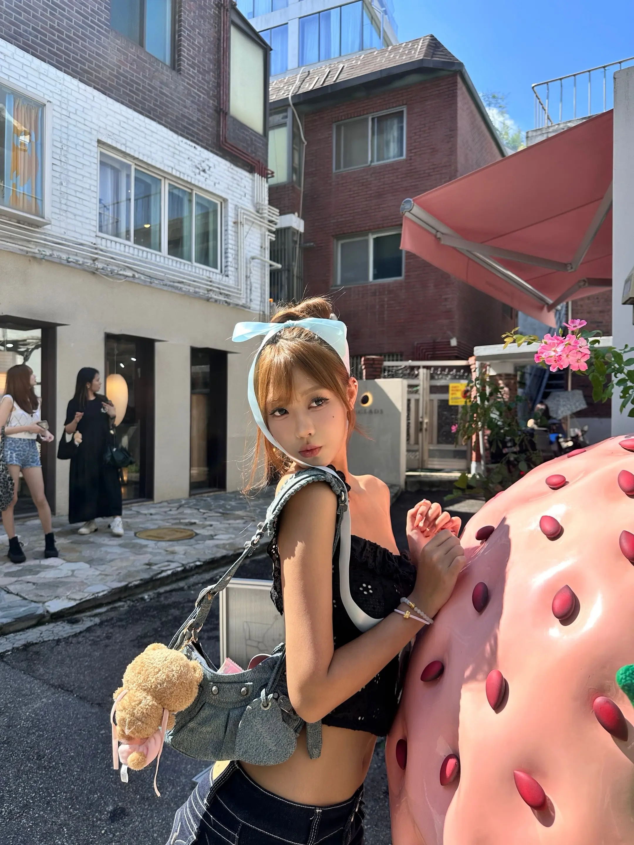 这世界总不会对漂亮的女人 太绝情