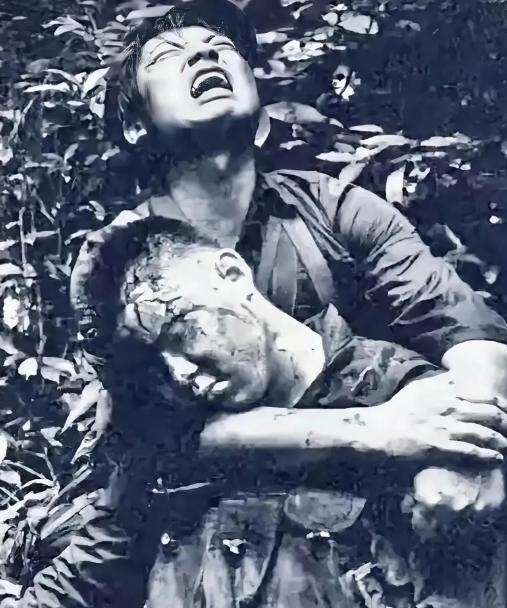 1984年，对越自卫反击战的211高地上，一名士兵头部中弹牺牲，他的战友抱着他的