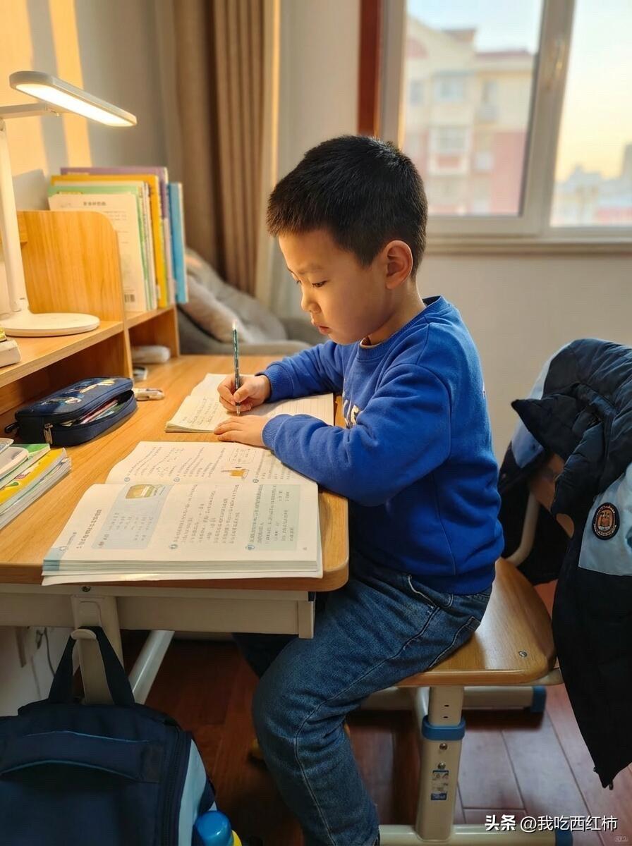 辅导一年级作业，差点要把自己气进🏥了😭
晚上 7点半，儿子终于把数学练习册拍