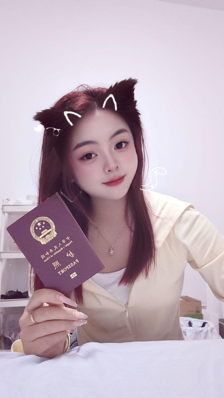 人生第1本护照，港澳通行证已到手，行程未定，努力赚钱，走自己的路，看自...