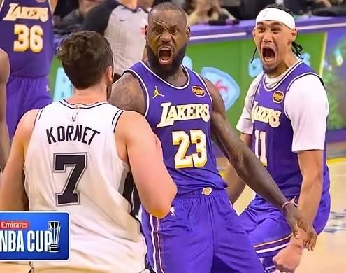 湖人虽然输球了，但老詹没输，而且可以说是出尽风头了。
詹姆斯突入内线，在颜色地带