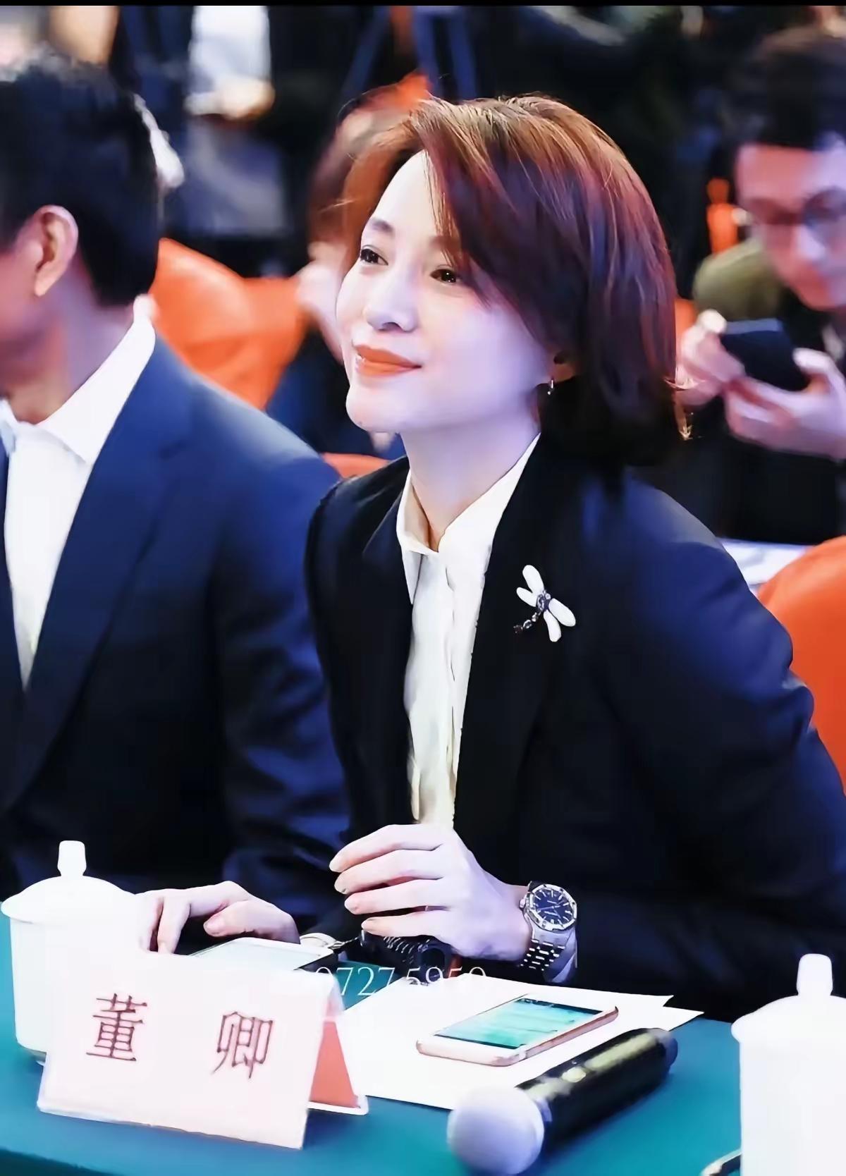 2013年，40岁的董卿执意嫁给35岁的百亿富豪密春雷，董妈妈苦苦劝阻: