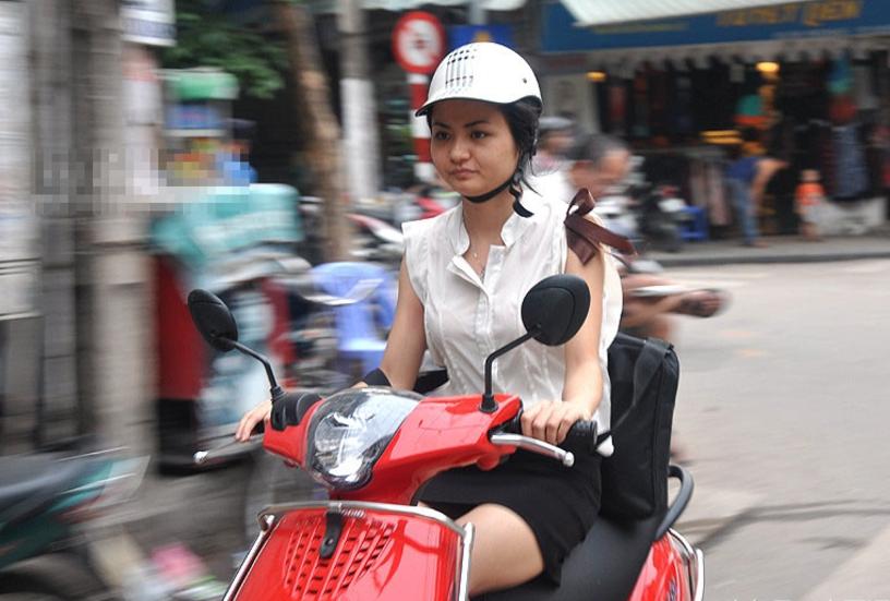 一位北京女骑手的双重生活：我不愿活成我母亲那样

在北京这座繁忙的都市中，有一位