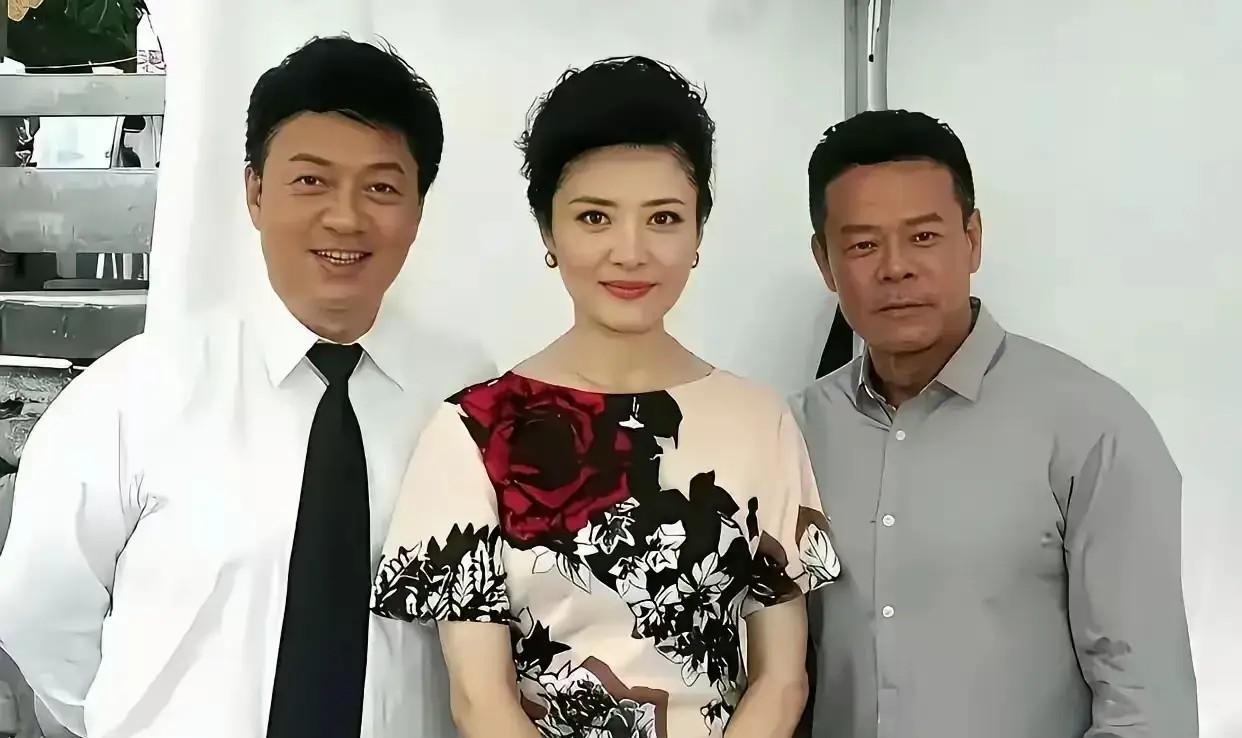 右边这位实力派演员，皮肤黝黑的是黄品沅，中间大家都认识，是央视最美最有气质，长相