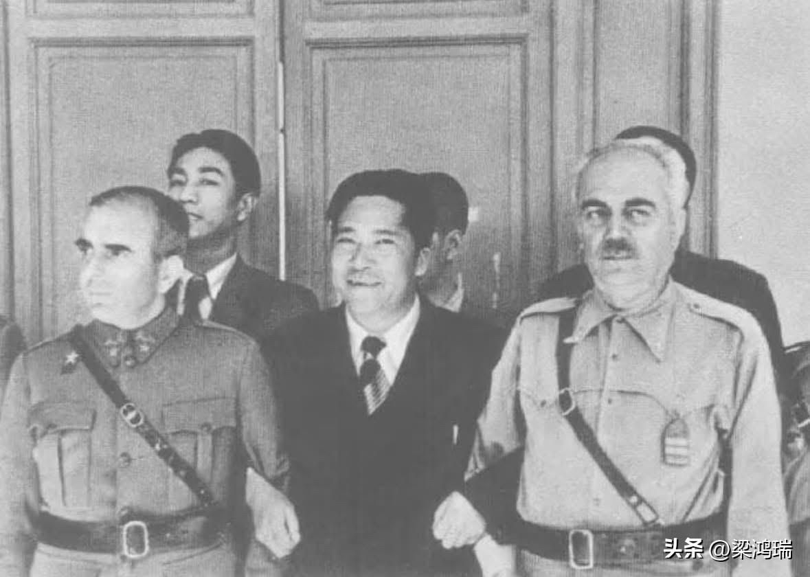 1937年，西班牙，杨虎城与西班牙人民阵线军官合影。

杨虎城将军在西班牙的访问