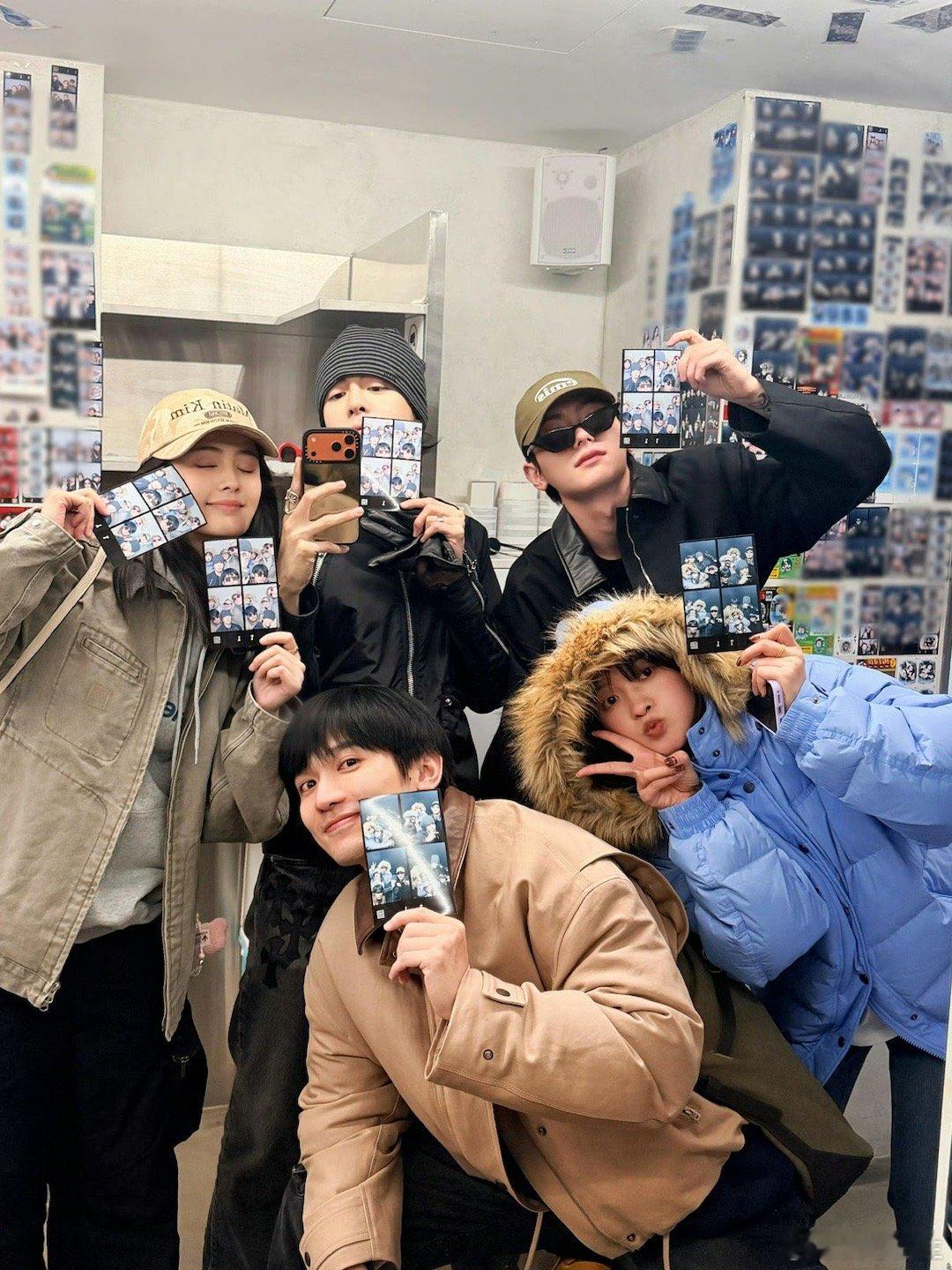 白鹿曾舜晞梁永棋陈鹤一团建合照玩的开心啊～ 