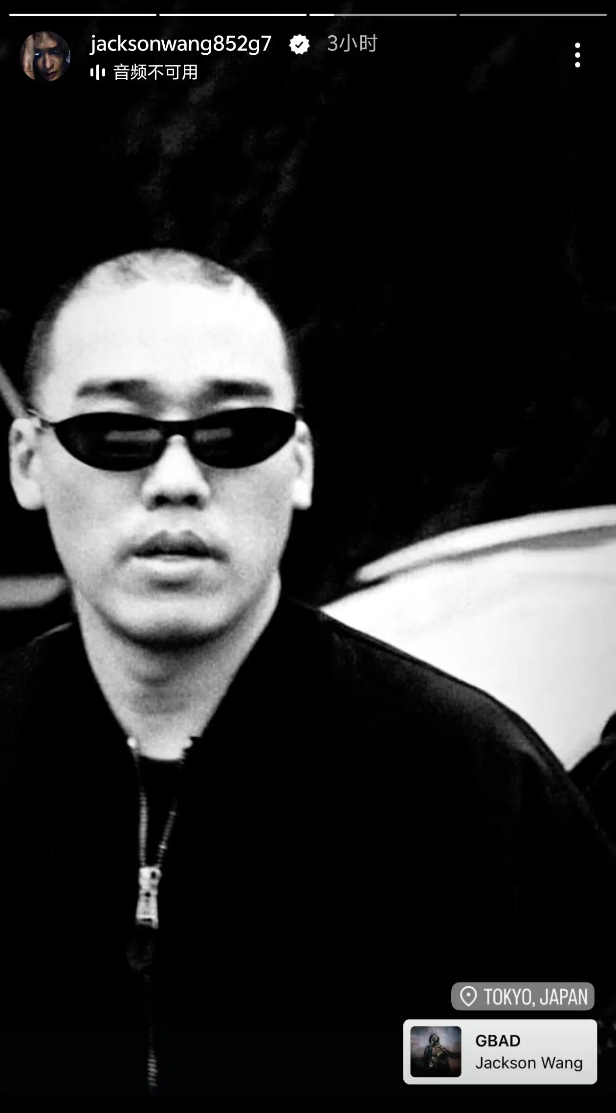 王嘉尔你又开始偷拍了🤓。小心下次直播又被开特效 你小子😏