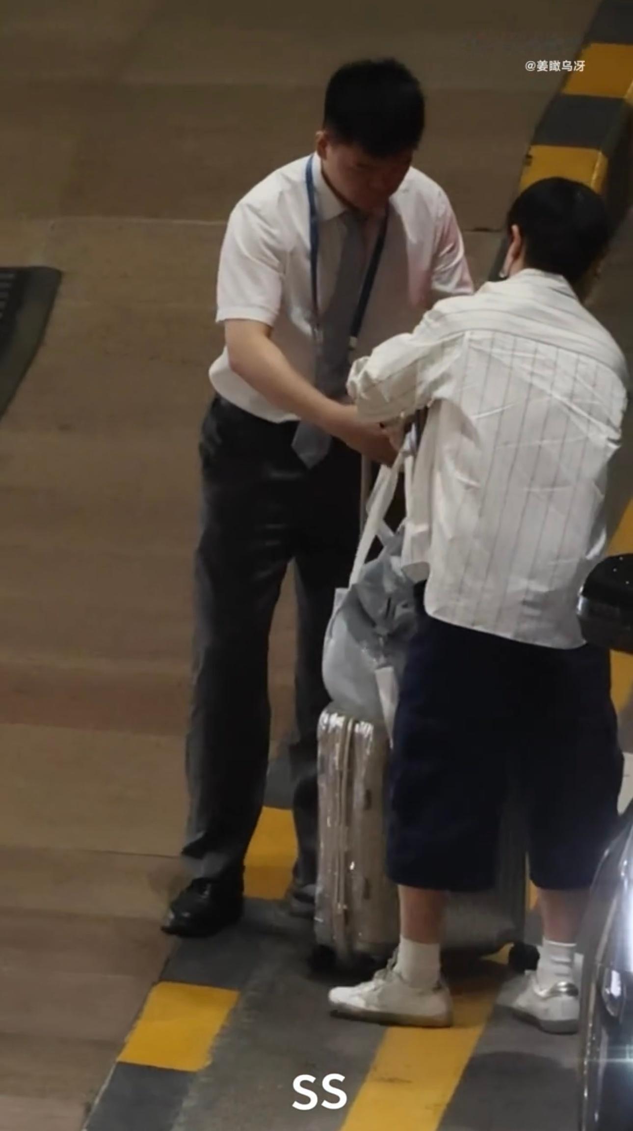 我们公主完全穿搭小天才来着呢公主美满一切美满顺利啊Cr：logos 孙颖莎
