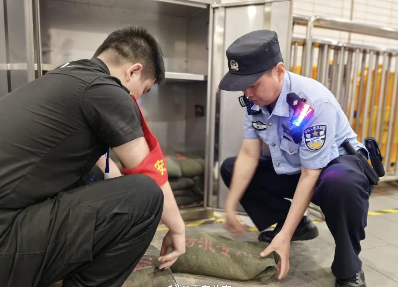 闻雨而动、迎汛而上，防汛安全屏障已筑起[666]@北京公交警方 ​​​