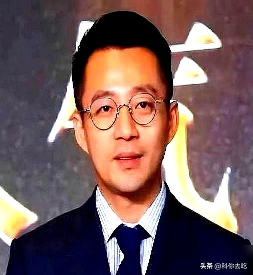 汪小菲台北办满月宴，张兰缺席，孩子姓汪，但谁说了算，懂的都懂。
现场照片里，他