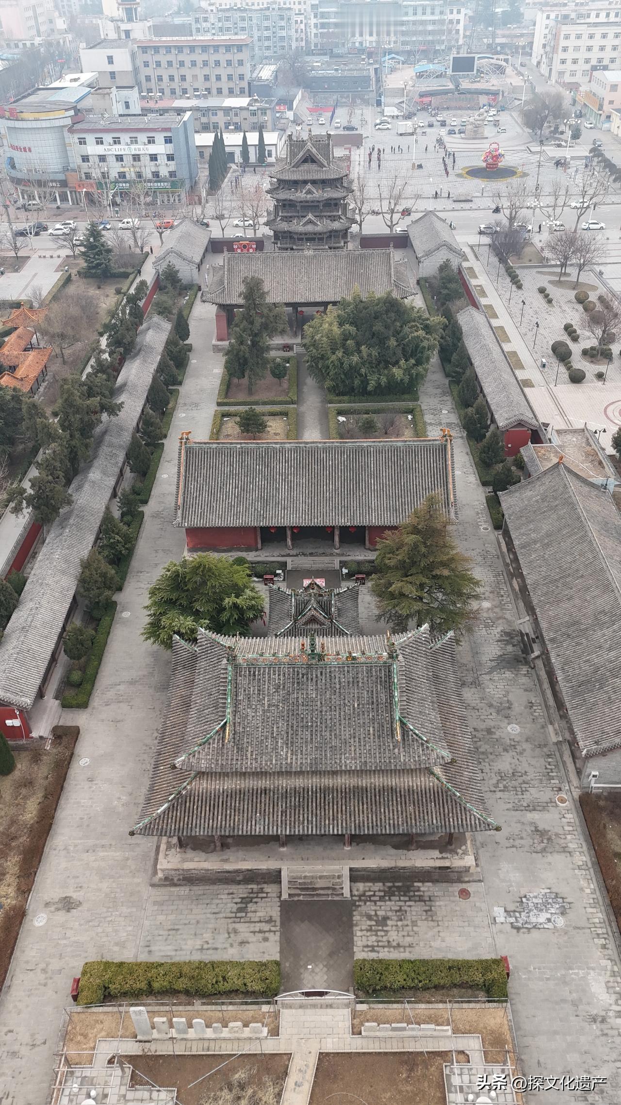 山西运城万荣东岳庙，亦称岱庙、泰山庙，位于万荣县城内西大街。创建年代不详，唐贞观