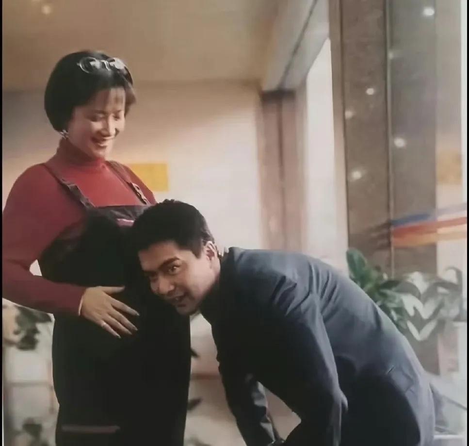 何晴走了，
她这辈子最放心不下的人，
应该就是自己的儿子许何了吧，毕竟后妈对自己