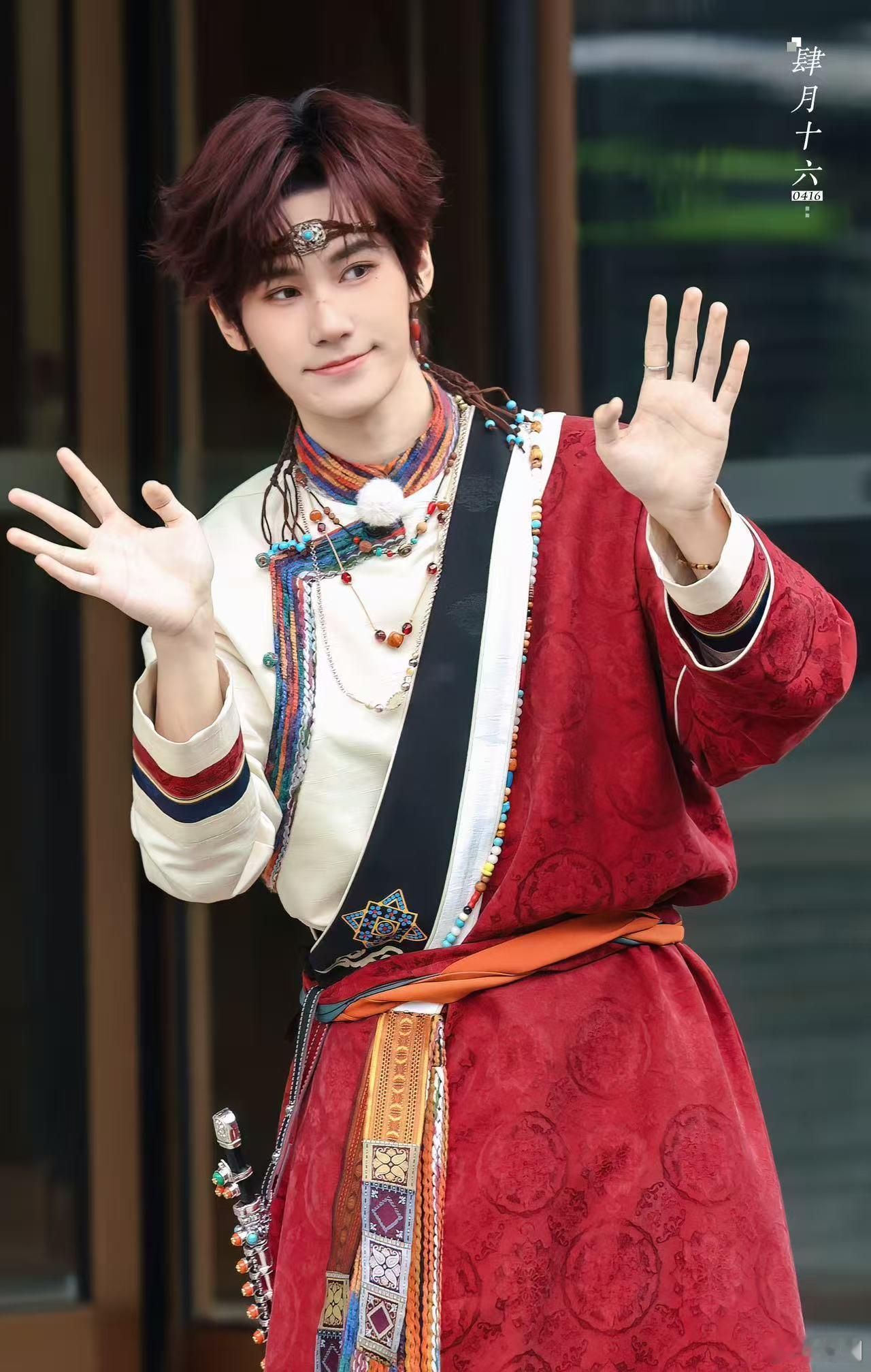 张真源藏族小王子 看到张真源奔跑吧上班路透，真的是藏族小王子的独特气质，帅气与温