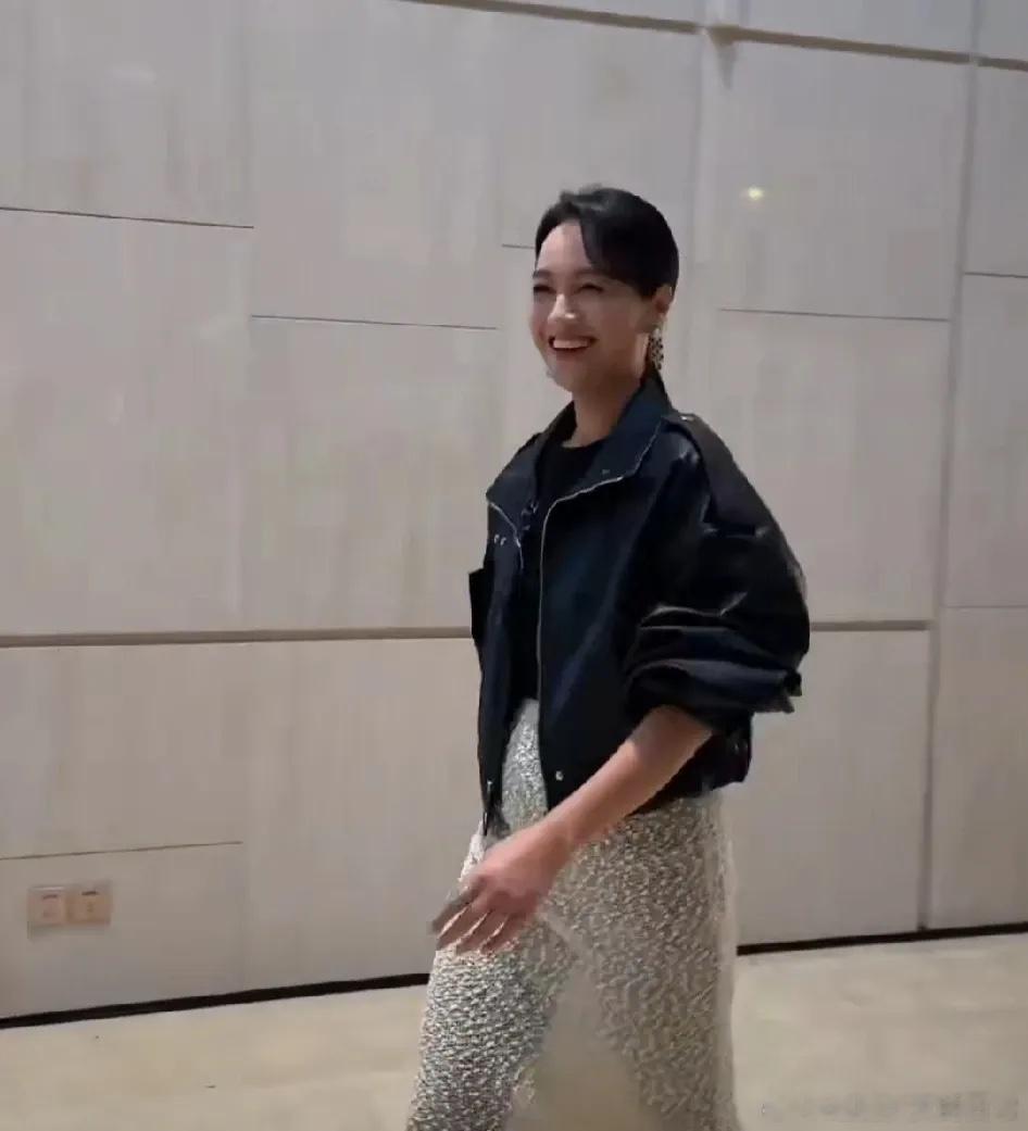 #朱丹听到sorry变脸#这名路人真的是对朱丹贴脸开大啊！朱丹曾自曝前几年因为“