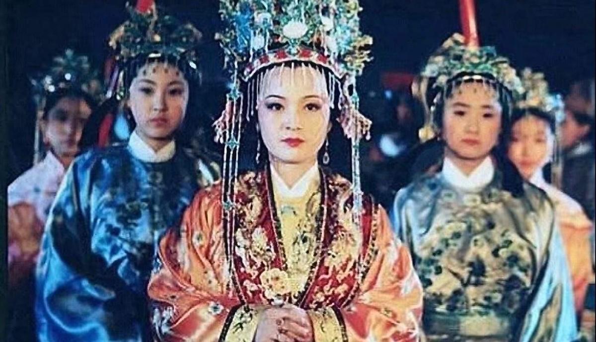 揭秘元春为何三更回宫不得自由，王熙凤一语道破身不由己的真实原因！
乾隆朝腊月初七