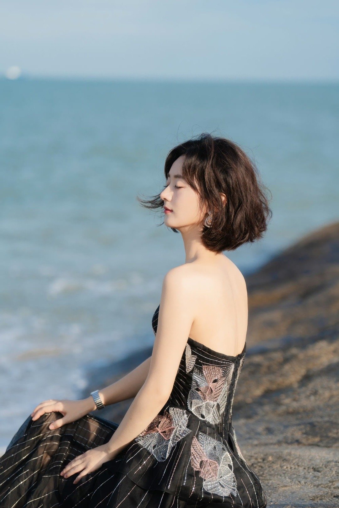 #赵丽颖海边大片#赵丽颖两部主旋律大女主正剧《幸福到万家》和《风吹半夏》，同时提