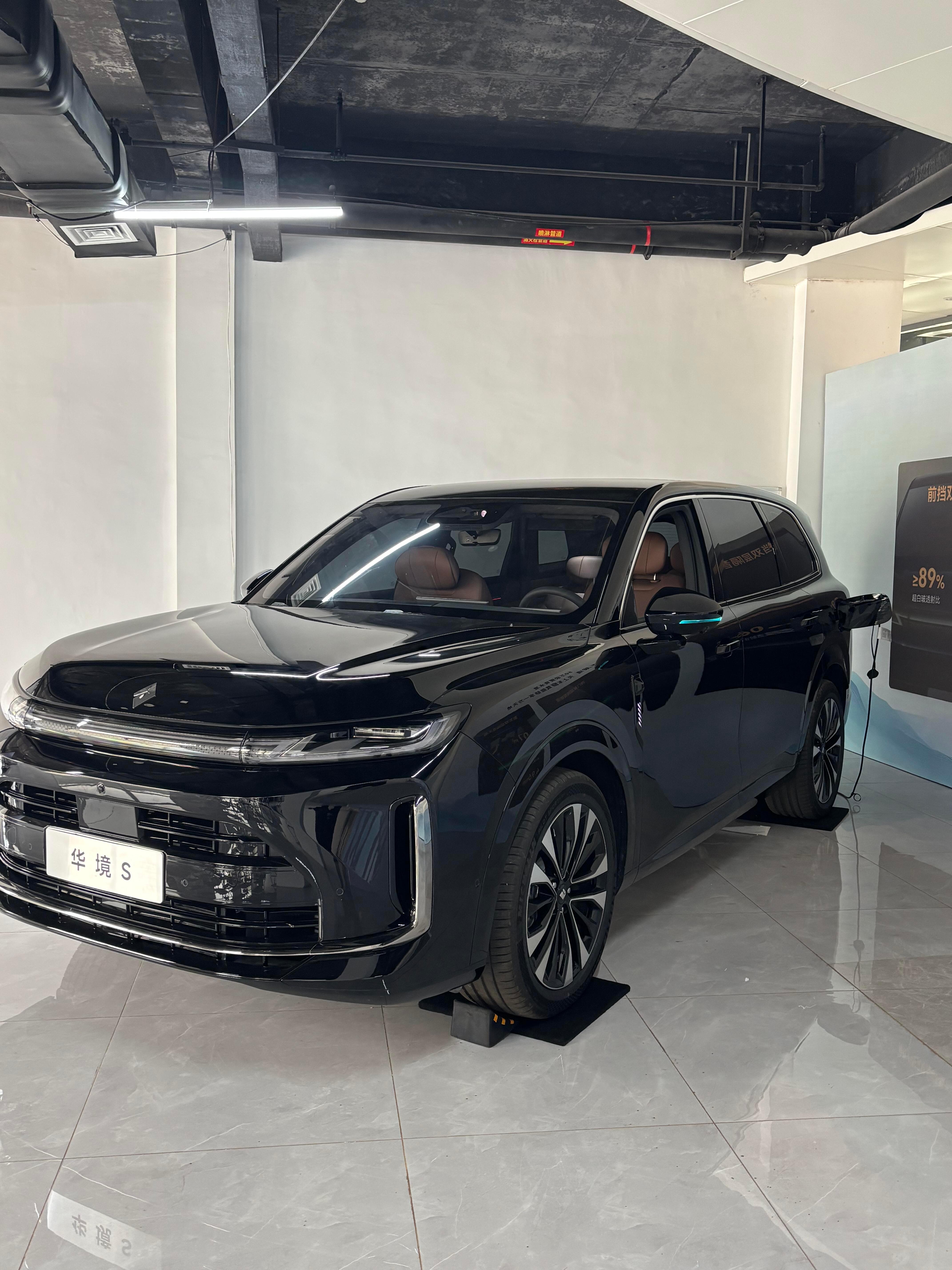 车顶行李架是铝合金一体式的，承重75公斤，装个车顶帐篷或行李箱稳稳当当，周末出去