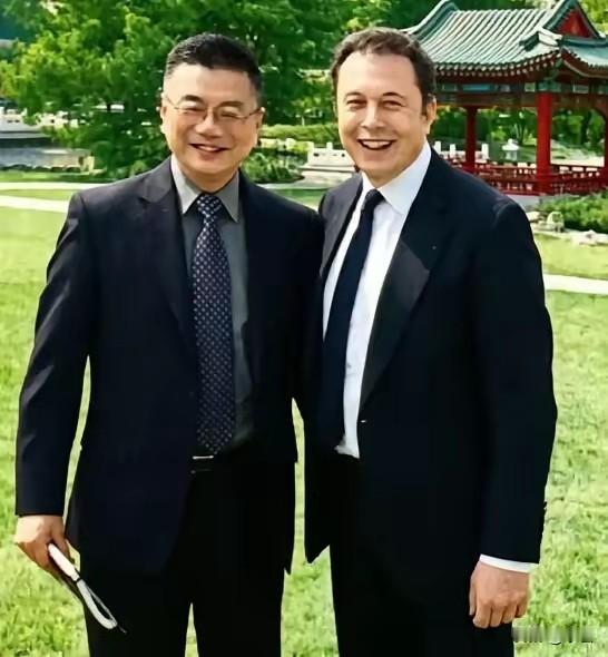 一段比电视剧还燃的真实兄弟情：
一个是傲视群雄的科技狂人，一个是让他说出“物理学