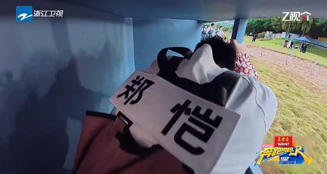 白鹿钻格子丝滑过关奔跑吧 泥潭里钻格子还能这么丝滑，白鹿你是练过缩骨功吗？反应快
