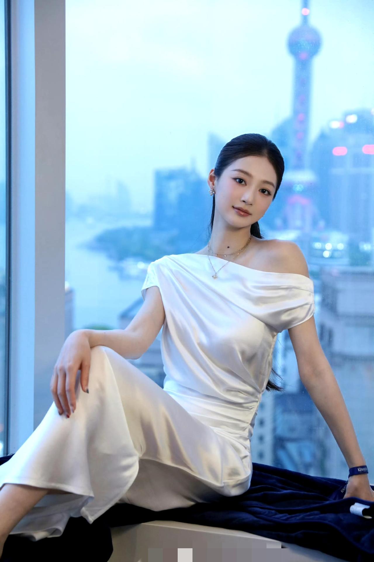 近日主持人冯琳惊现上海某医院，挂专家号打激光美容针，此举着实让人意外不已，今年才