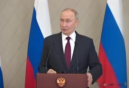 俄总统又发声明

普京不再提北约，执着“历史领土”，俄乌谈判方向要变？俄总统在讲