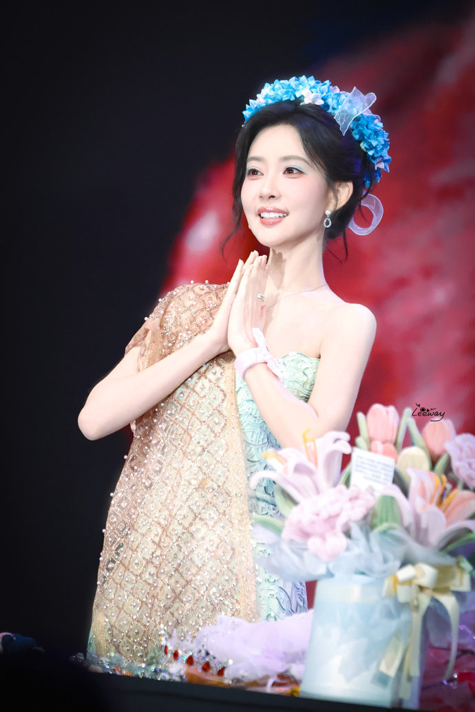 孟子义去哪进修了唱歌 海外粉丝见面会直拍流出，孟子义无耳返全开麦演唱，节奏音准全