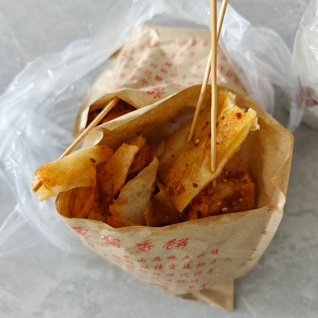 下班到家了下班茴来路上买的早餐儿子要吃的酱香饼 