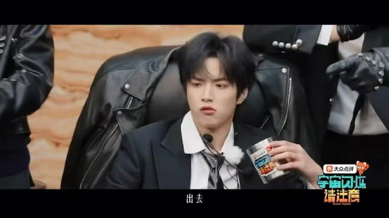 刘耀文坐李飞的工位 耀文就这样水灵灵坐上了李总的工位～可爱小狗！ 