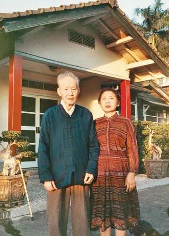 1989年，孙立人晚年，一张罕见的留影，镜头中的他身形消瘦，头发花白，曾经的军人