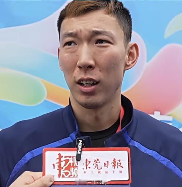 周琦 周琦这是进村前又剪了头，之前染的色居中了[嘻嘻] ​​​