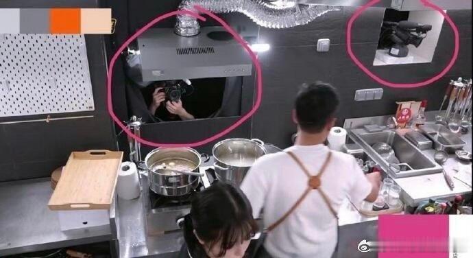 中餐厅这个机位也太尴尬了 ​​​