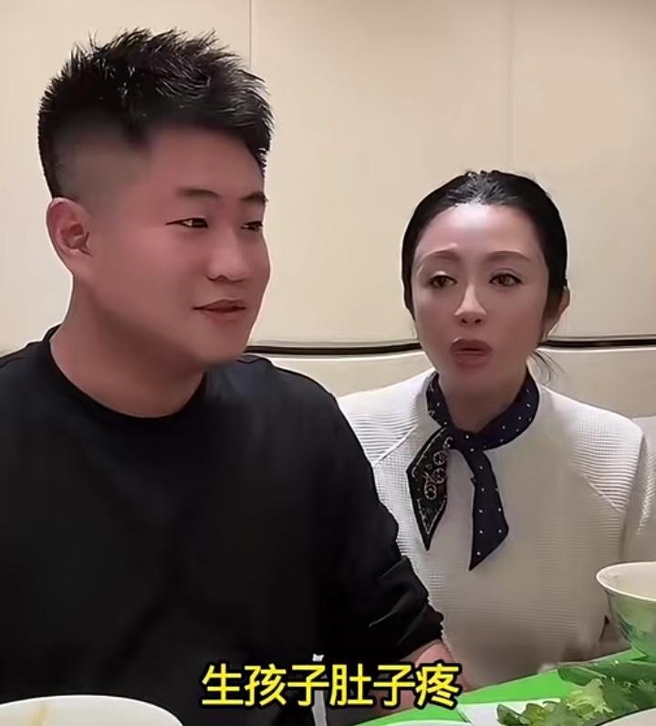 温美玲嫁给王小利真是遭了不少罪，生孩子时经济拮据，王亮在家里炕上出生。

温美玲